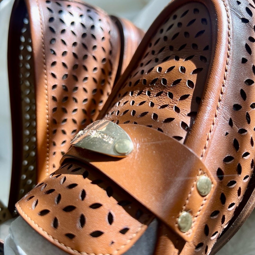 Woven leather loafers.They can be worn more casually with a T-shirt and jeans.